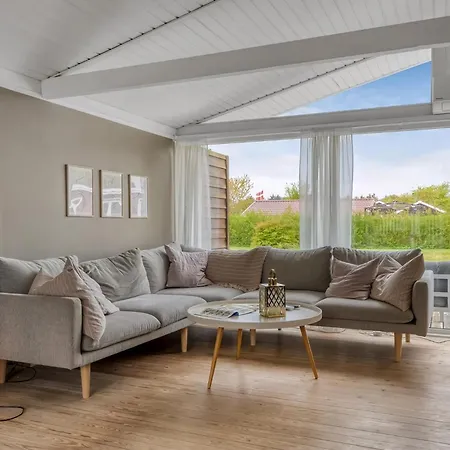 Family-friendly Activity House By The Sea *